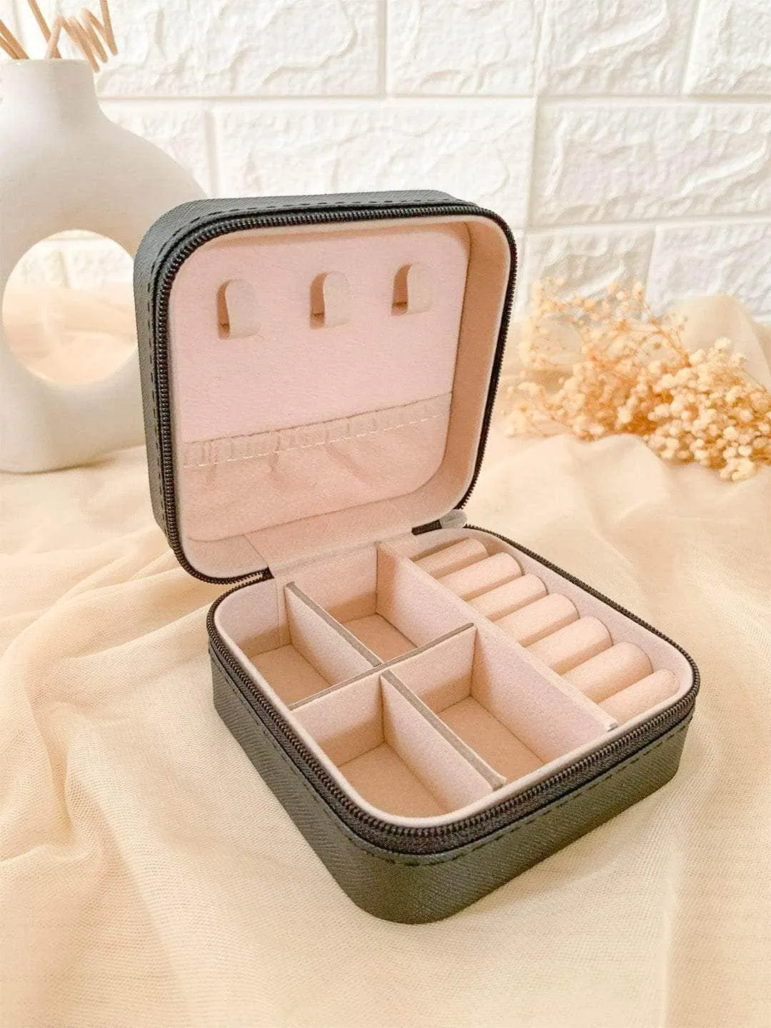 Jewelry Organizer Case For Easy Travelling